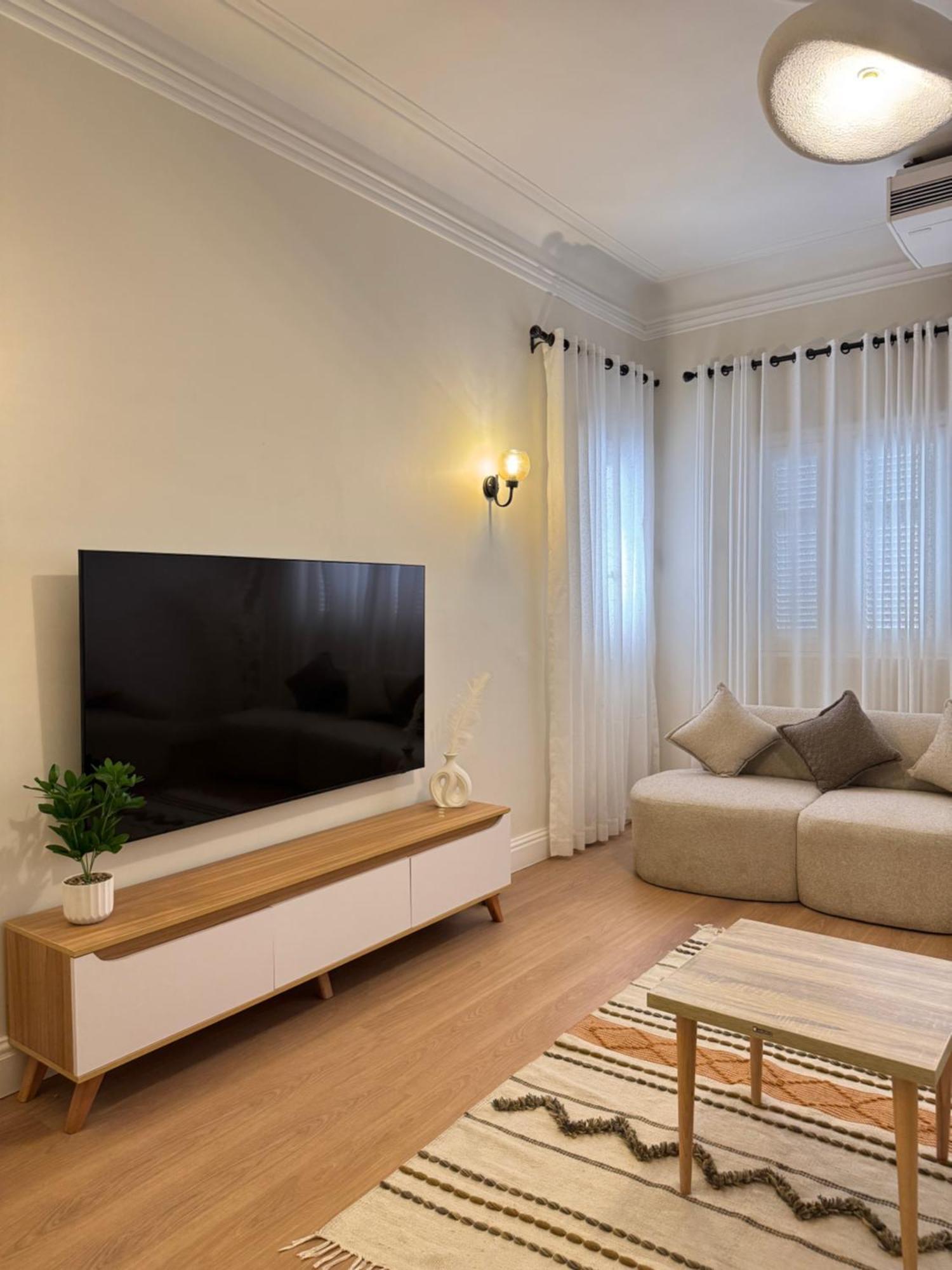 Elegant In Lively Zamalek Apartament *